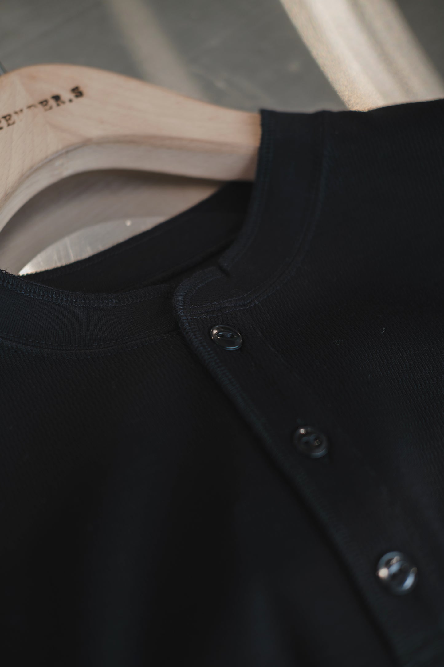 compact honeycomb mesh / henley neck t-shirt