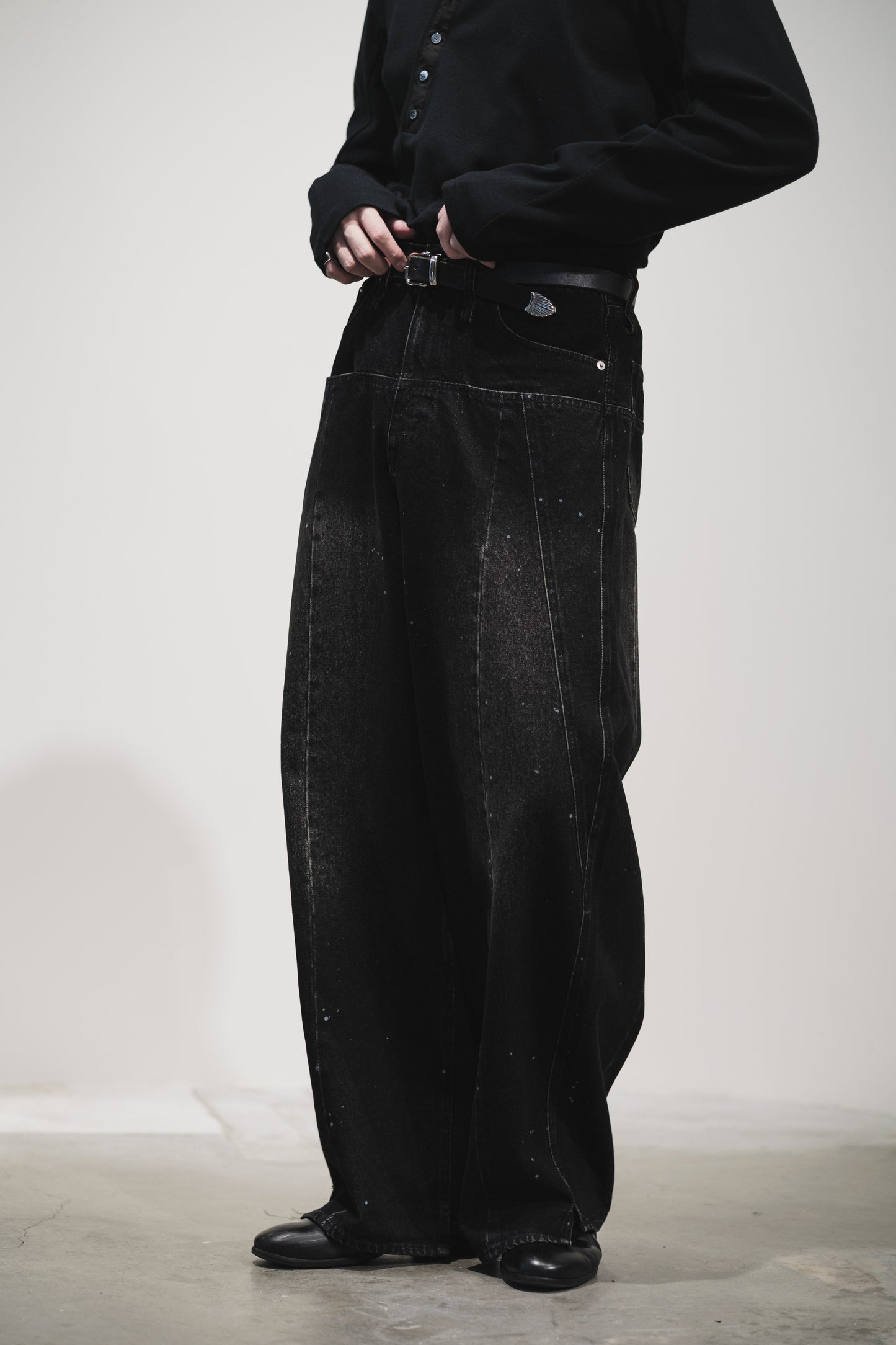 aging baggy denim pants