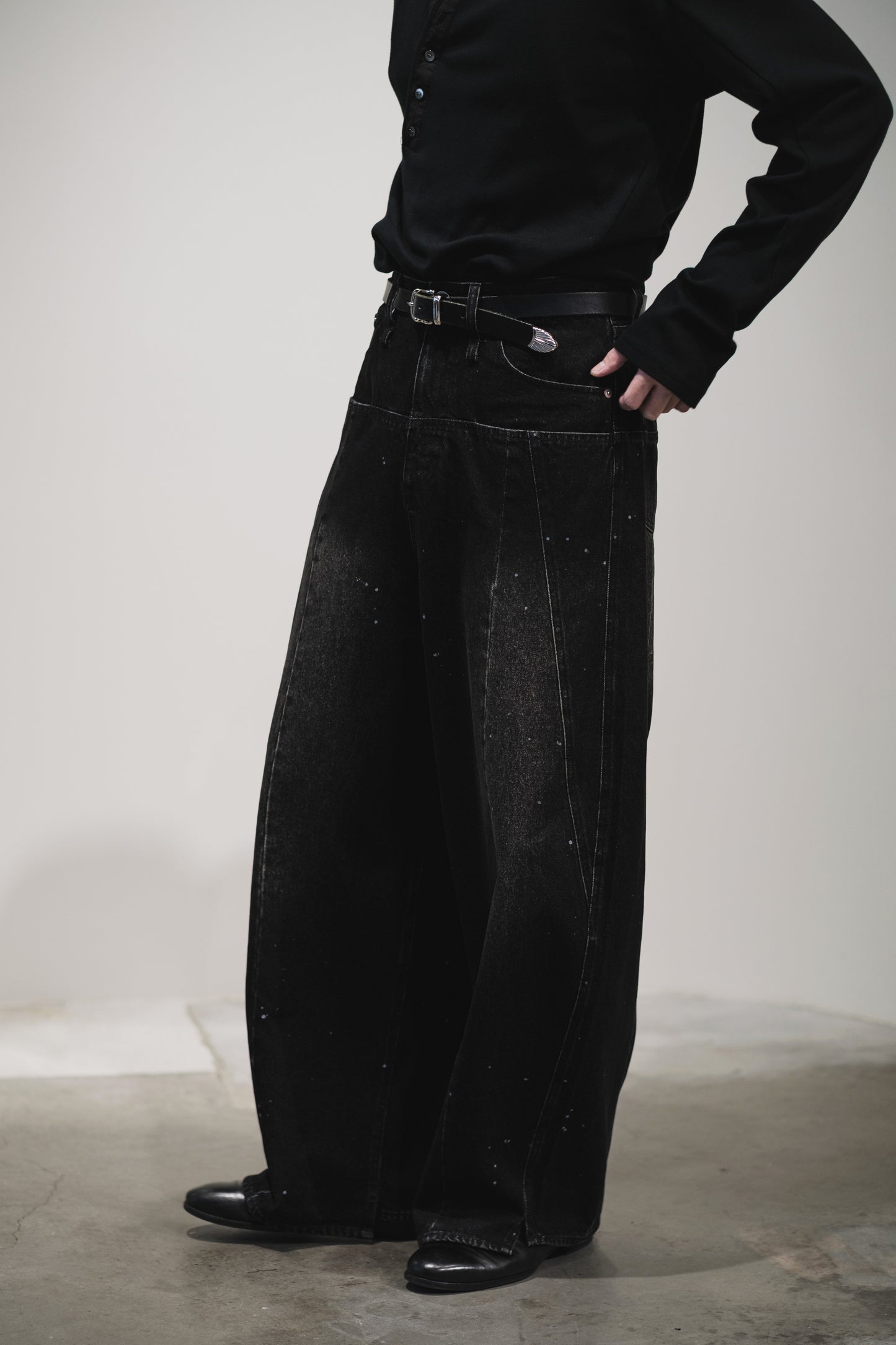 aging baggy denim pants