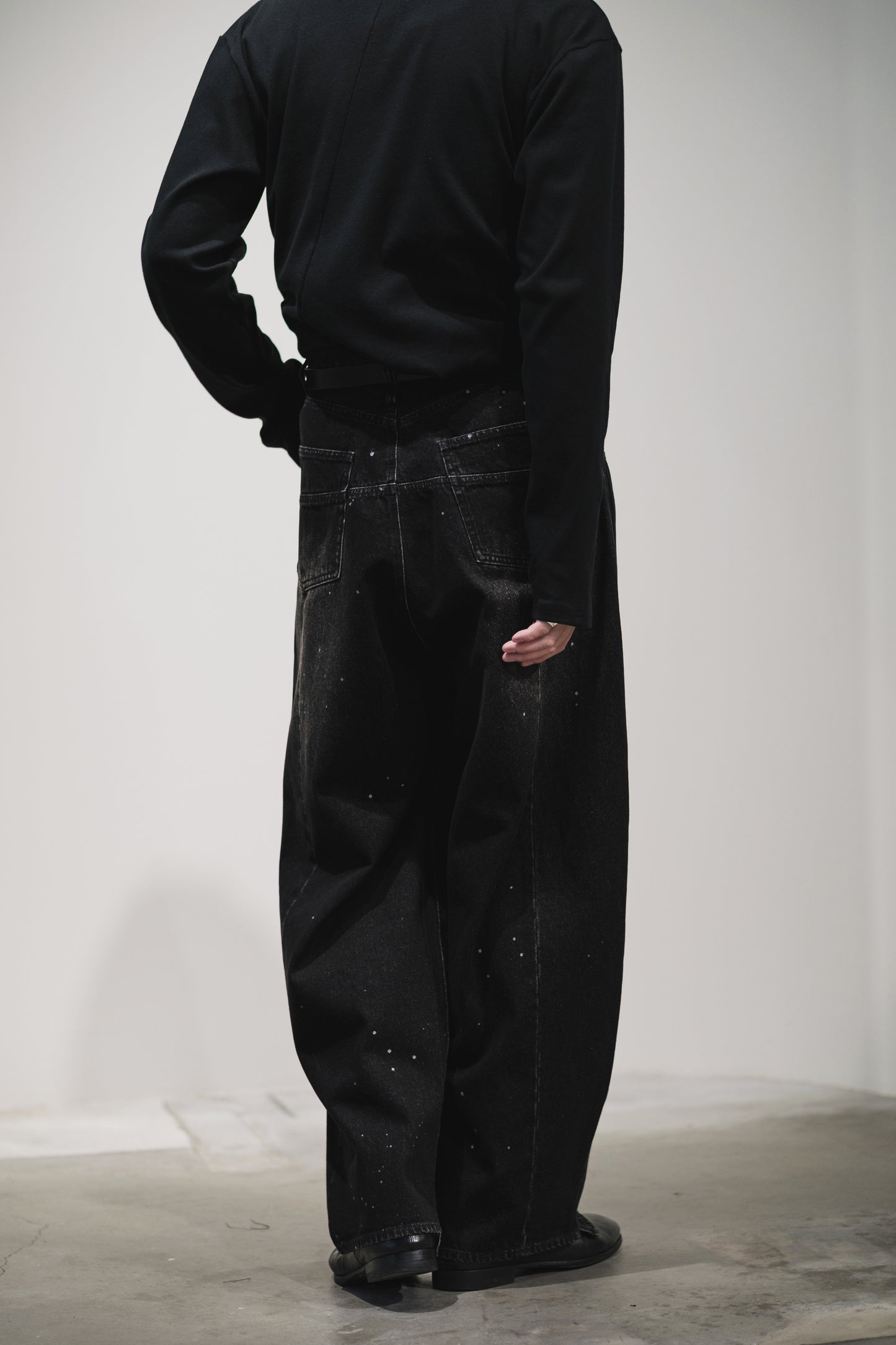 aging baggy denim pants