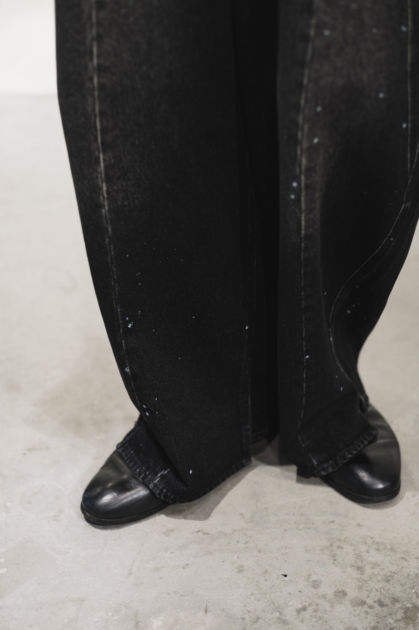 aging baggy denim pants