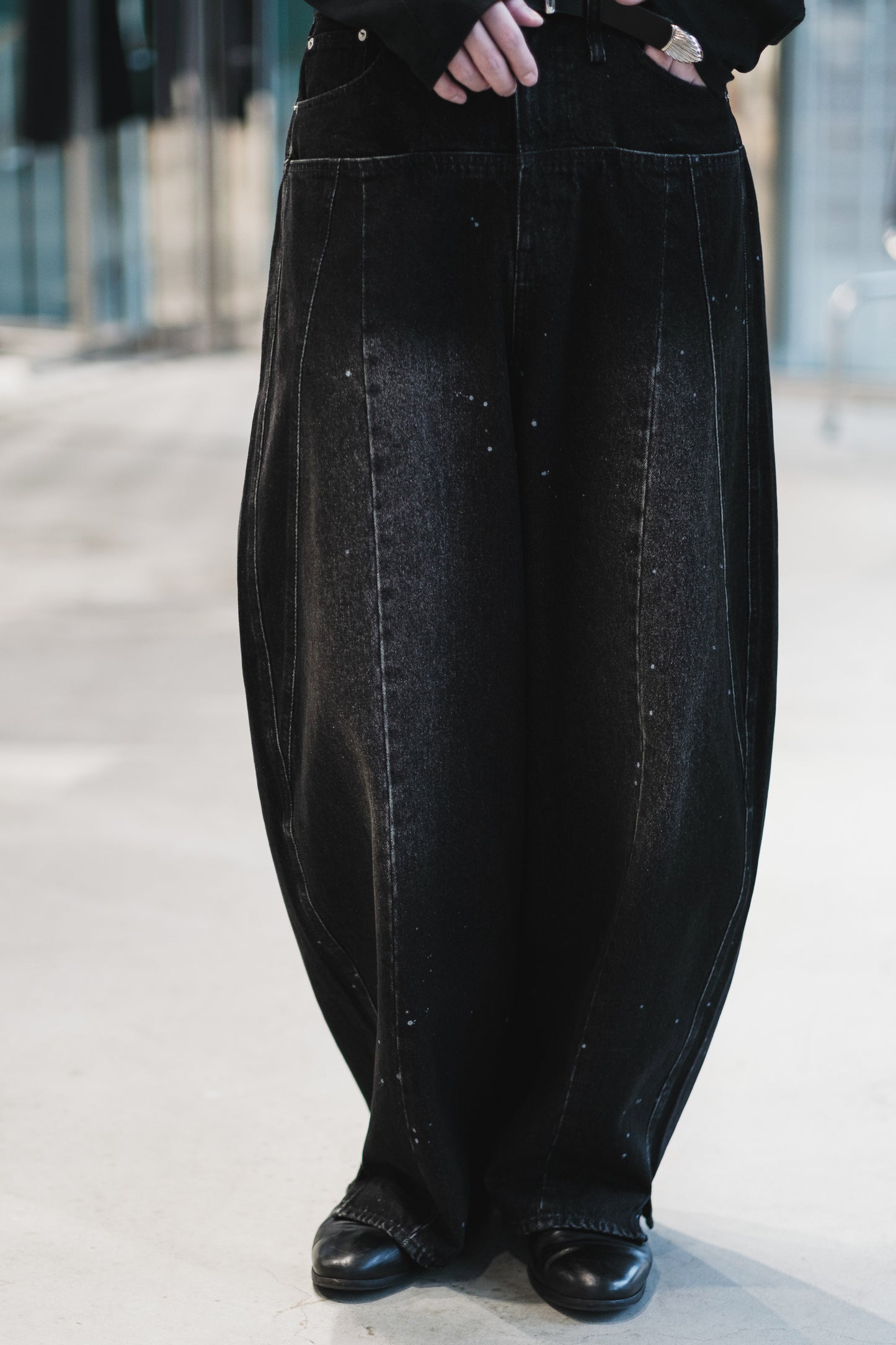 aging baggy denim pants