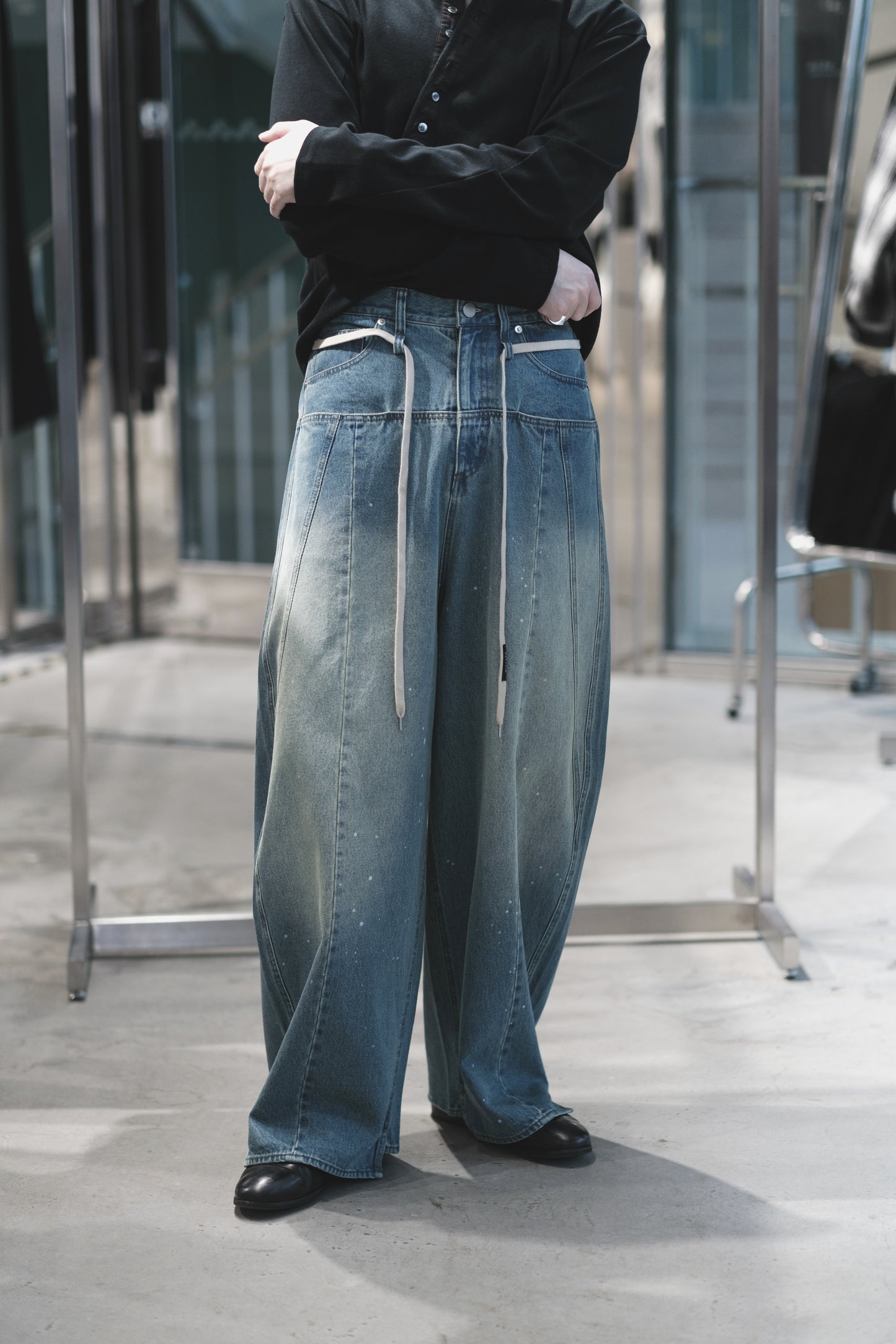 aging baggy denim pants