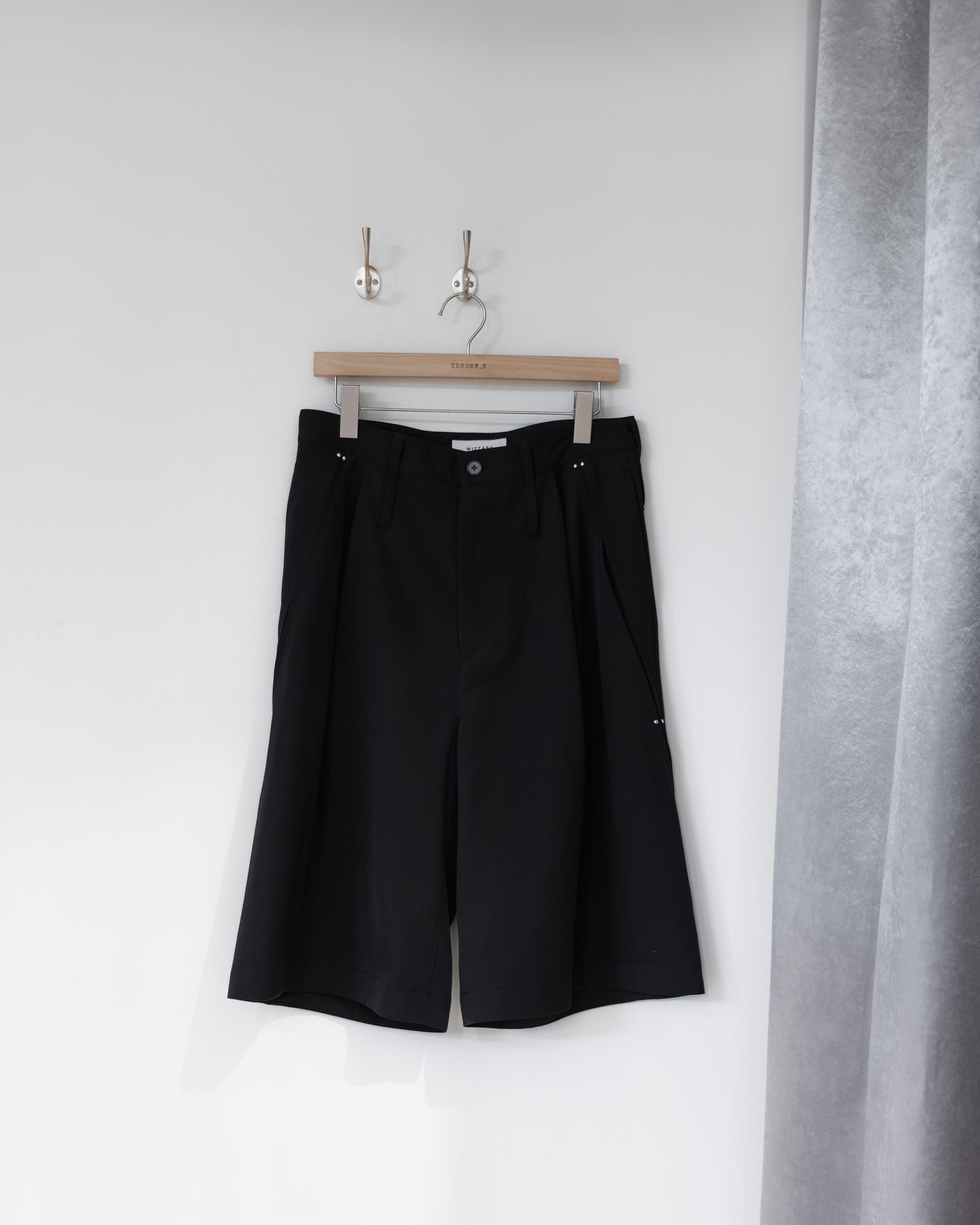 studded motion pleat gab shorts