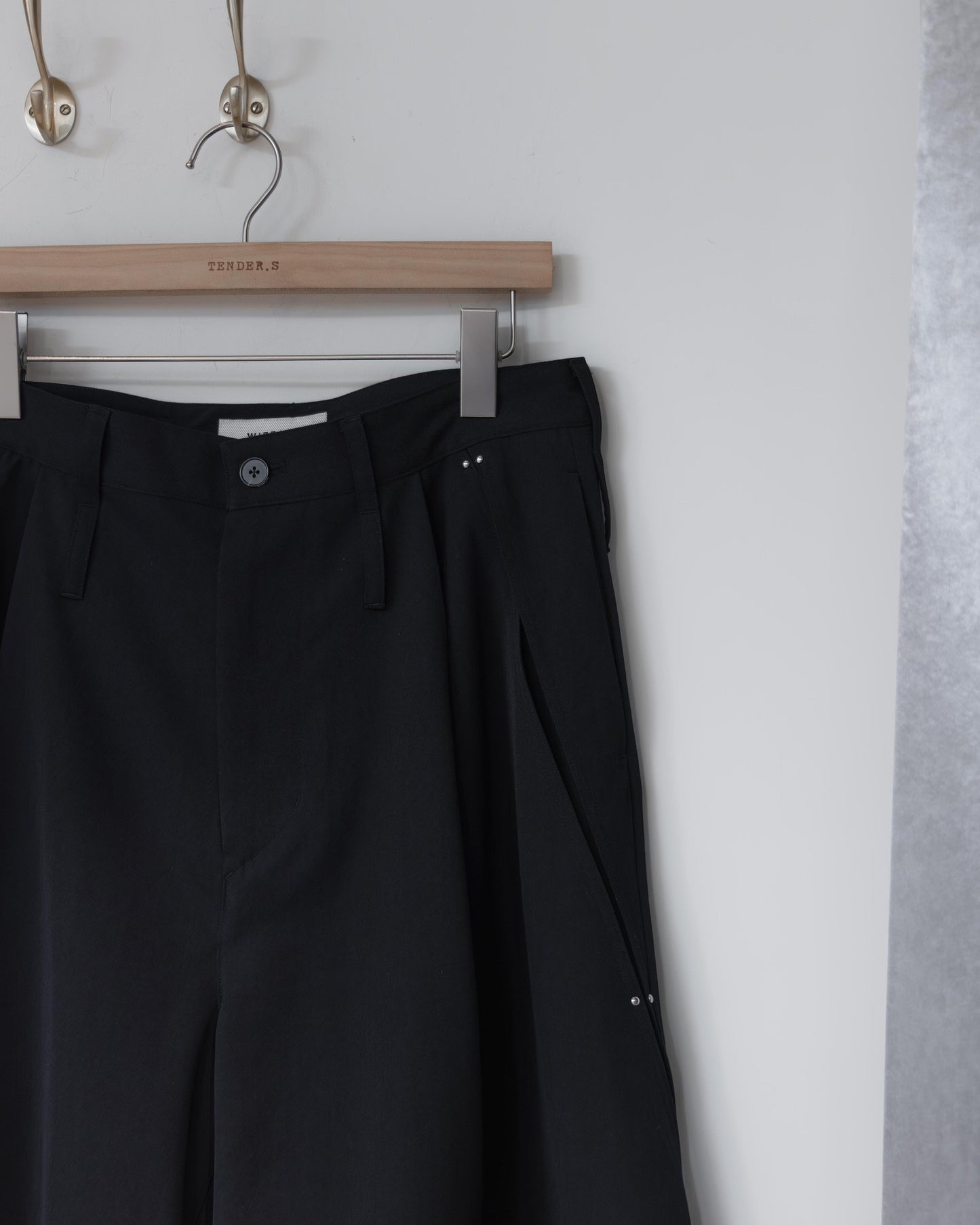 studded motion pleat gab shorts