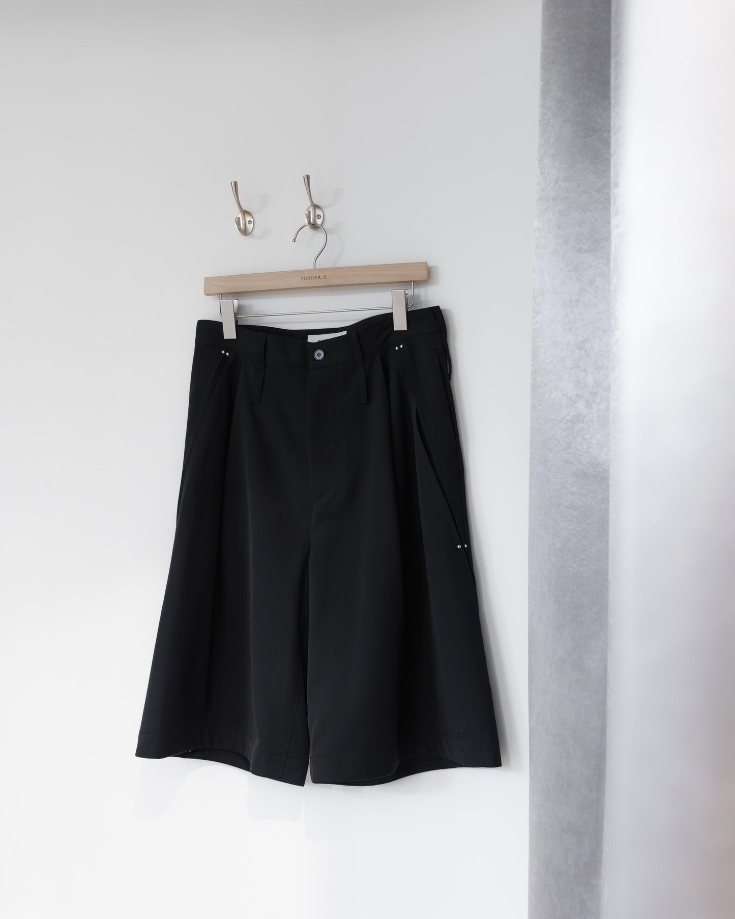 studded motion pleat gab shorts