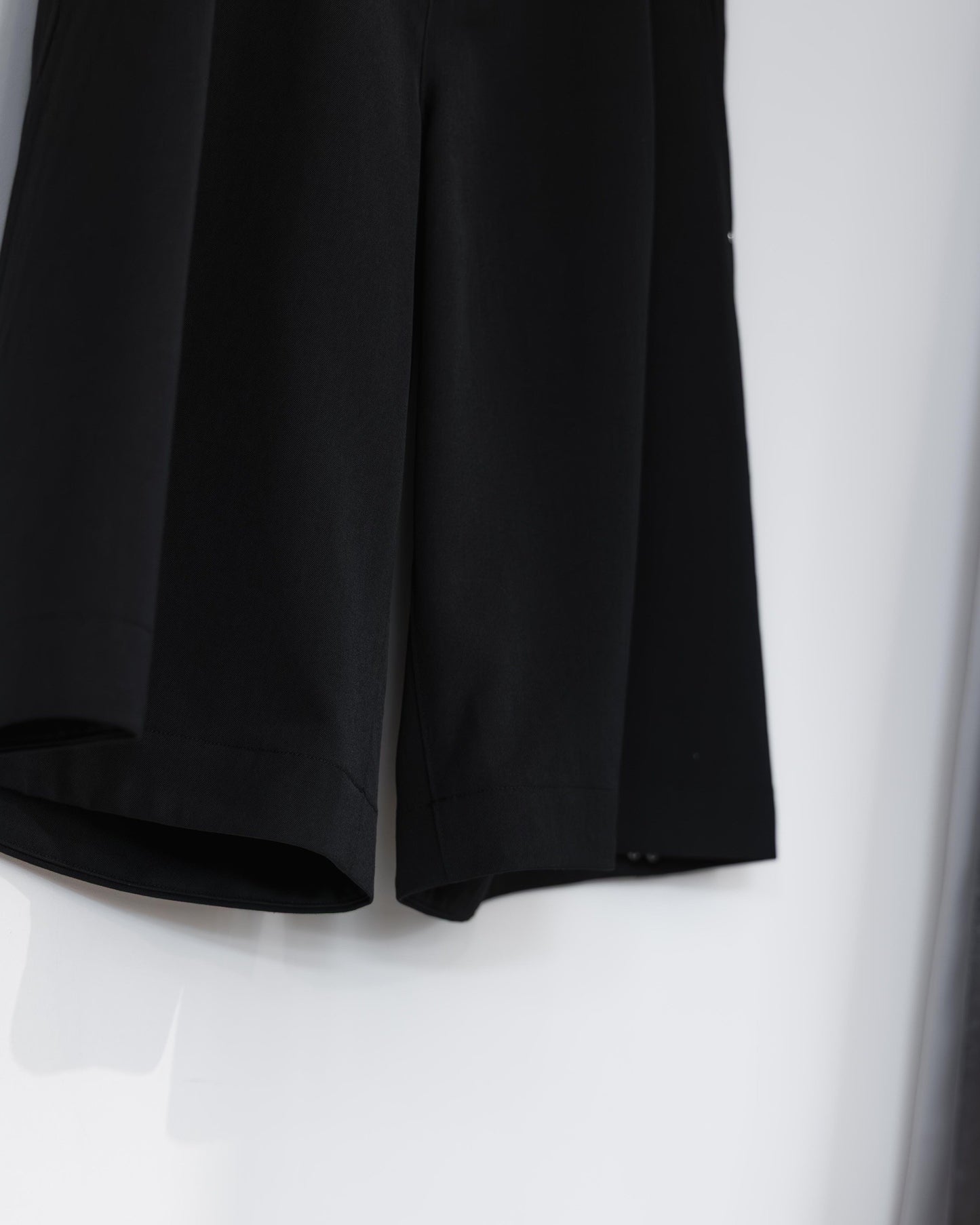 studded motion pleat gab shorts