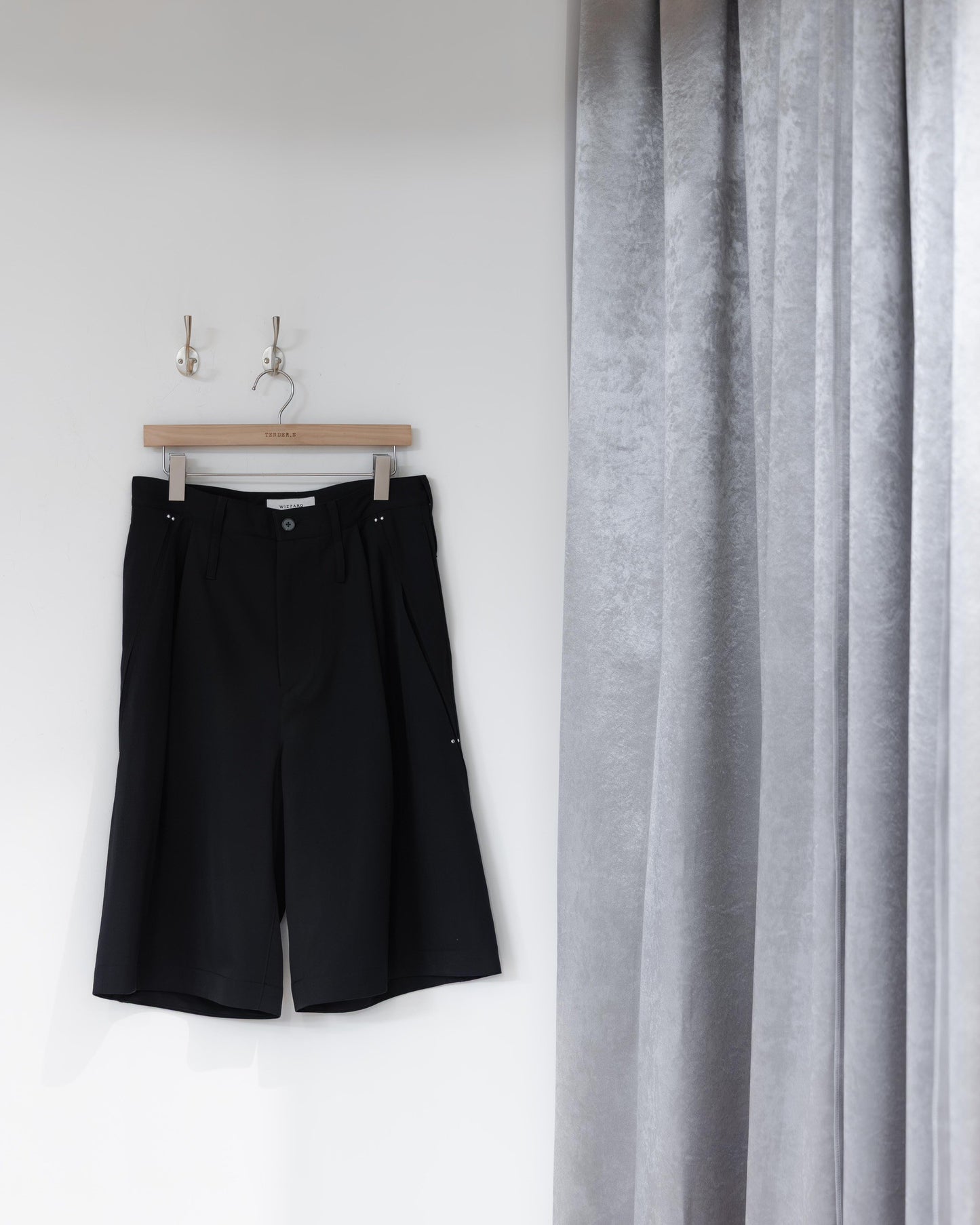 studded motion pleat gab shorts