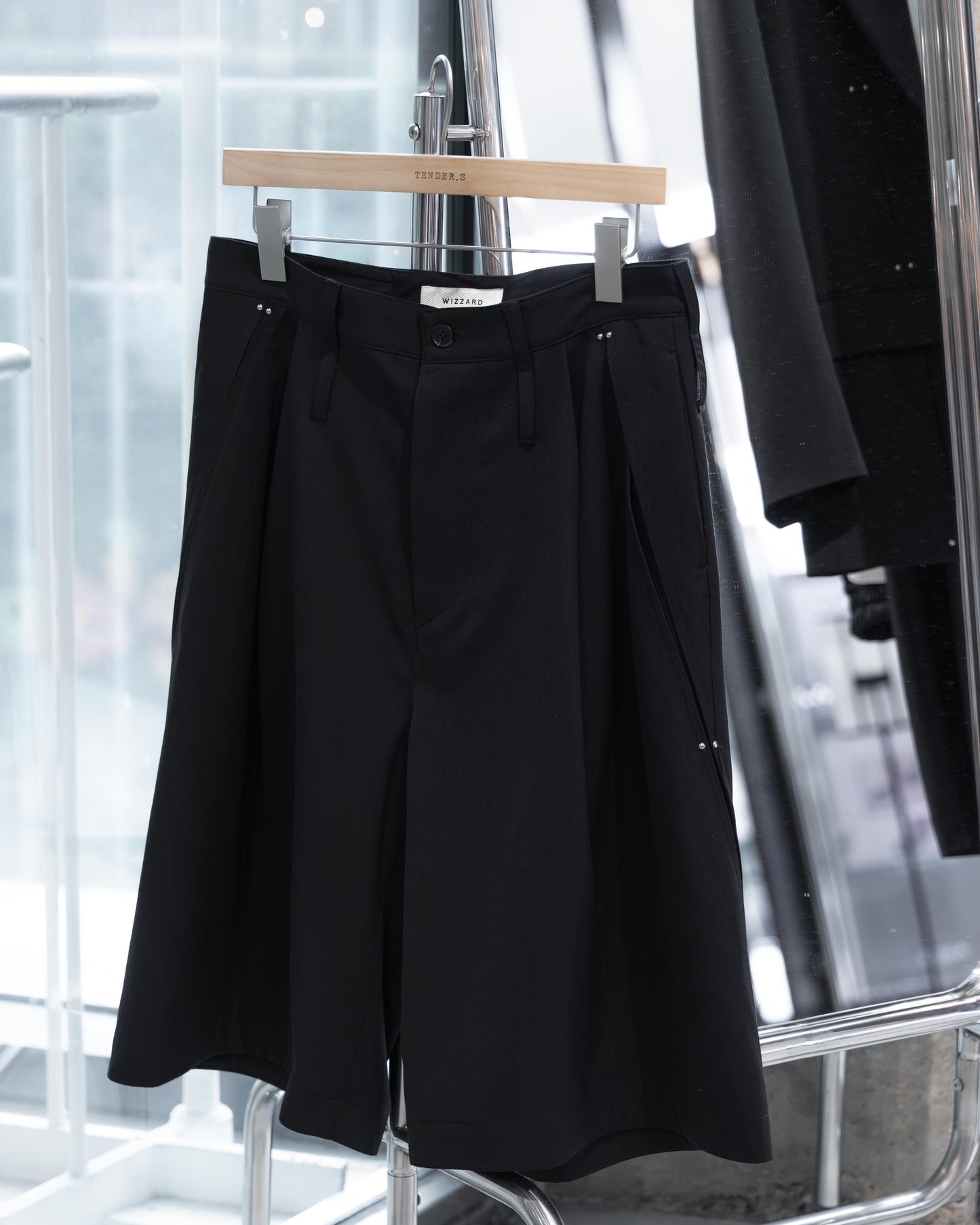 studded motion pleat gab shorts