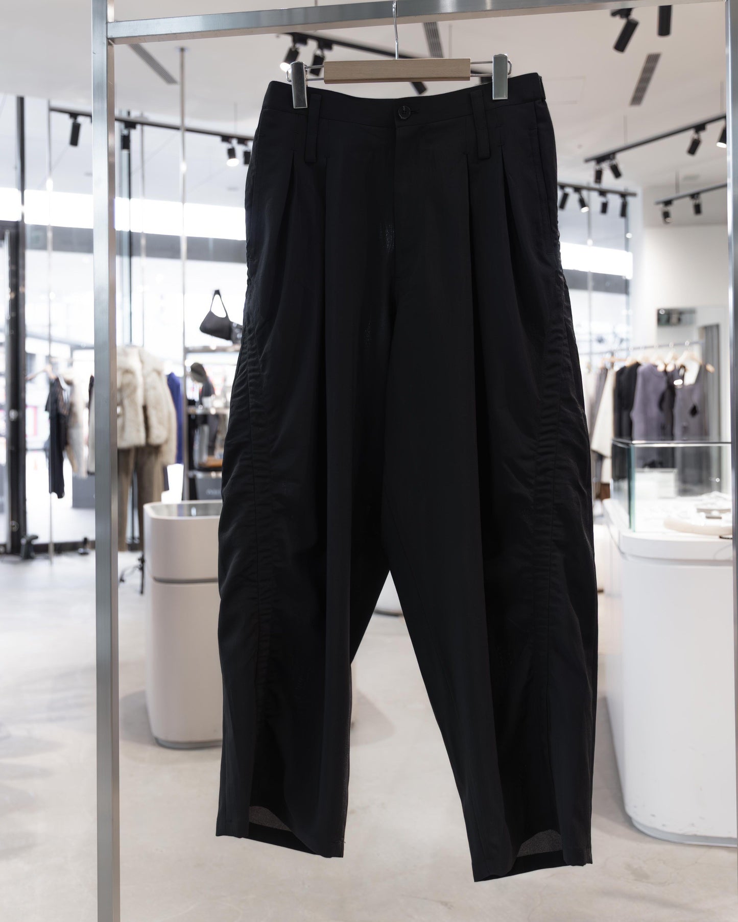 puckering balloon trousers