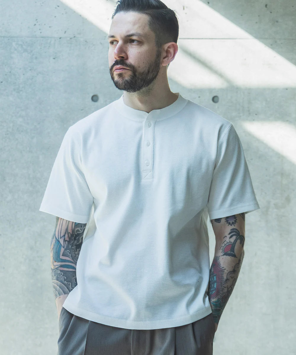 compact honeycomb mesh / henley neck t-shirt