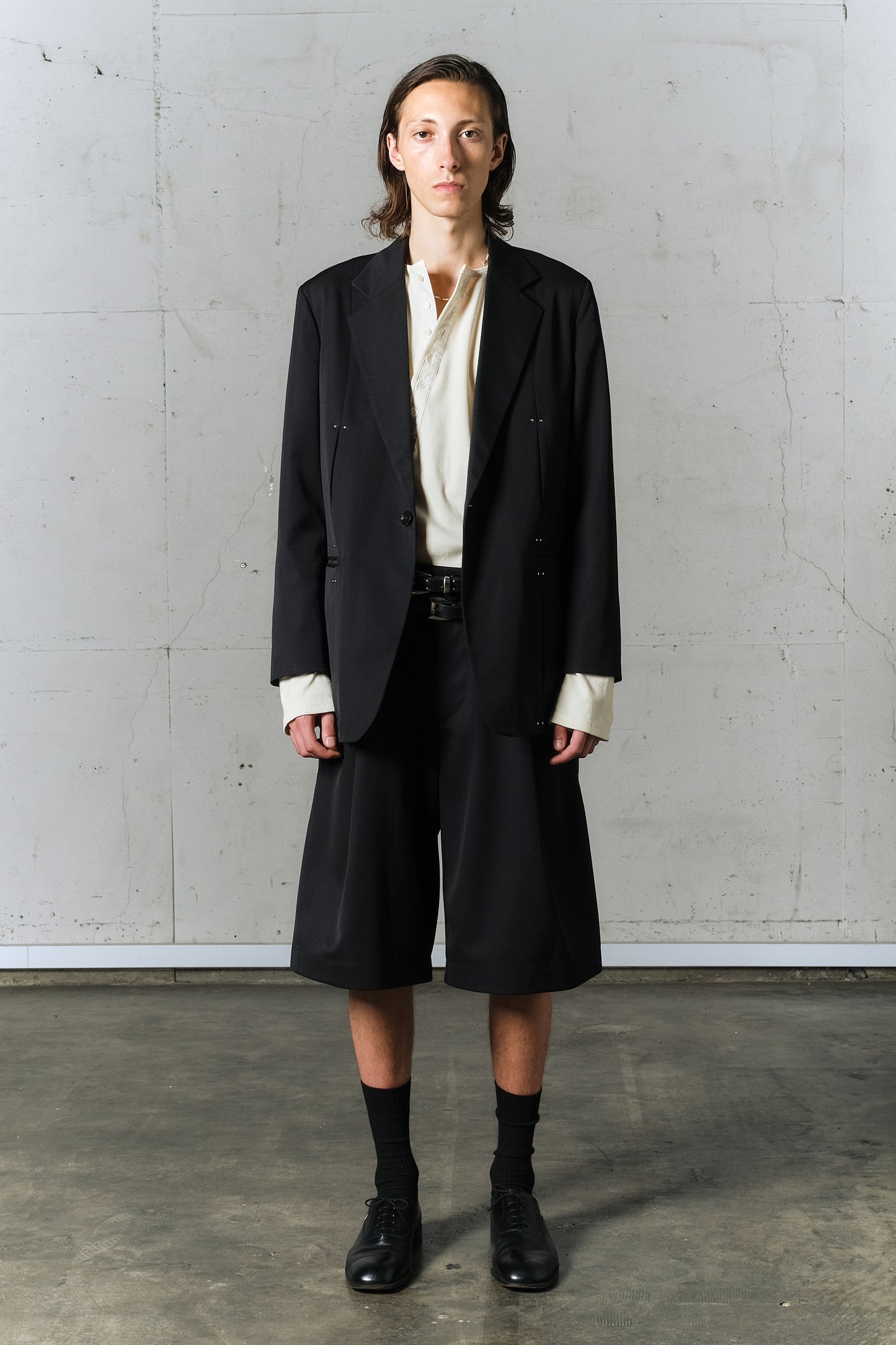 studded motion pleat gab shorts