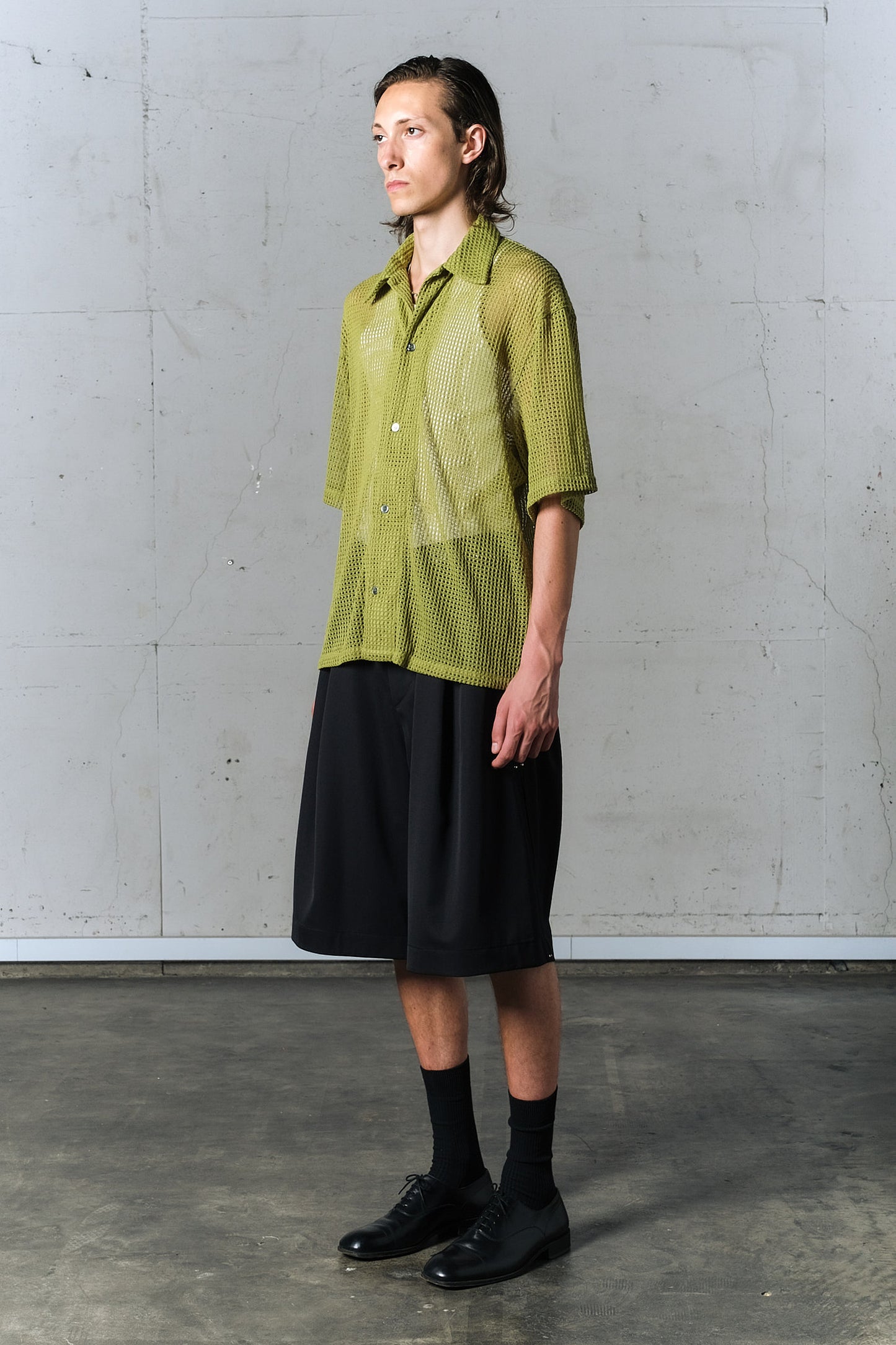 studded motion pleat gab shorts