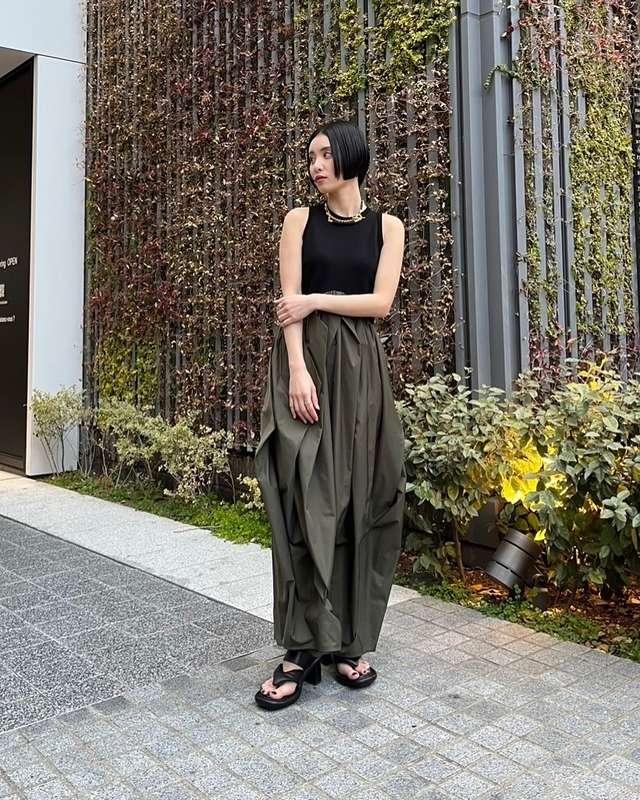 curve line tuck sleeveless op